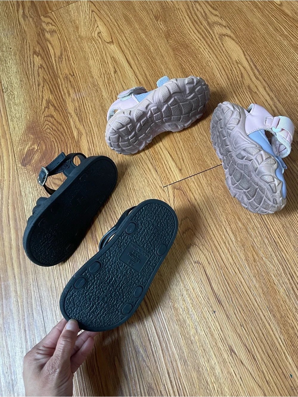 2 pairs of girl sandals size 7